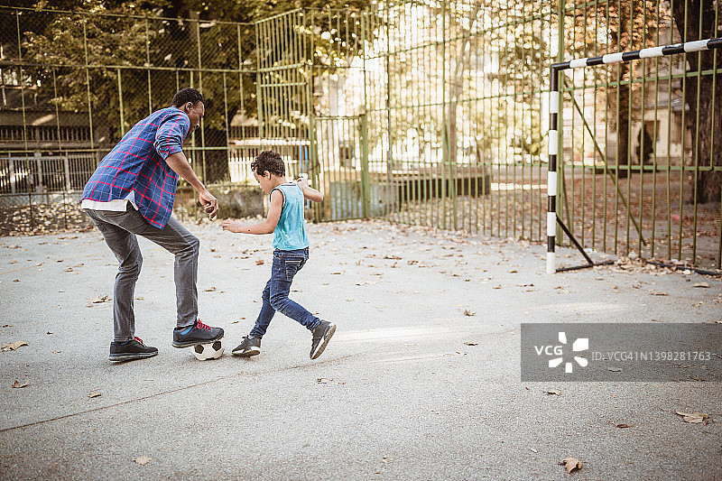 父子踢足球图片素材