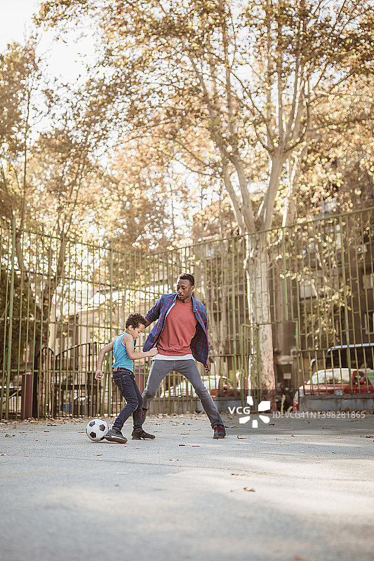 父子踢足球图片素材