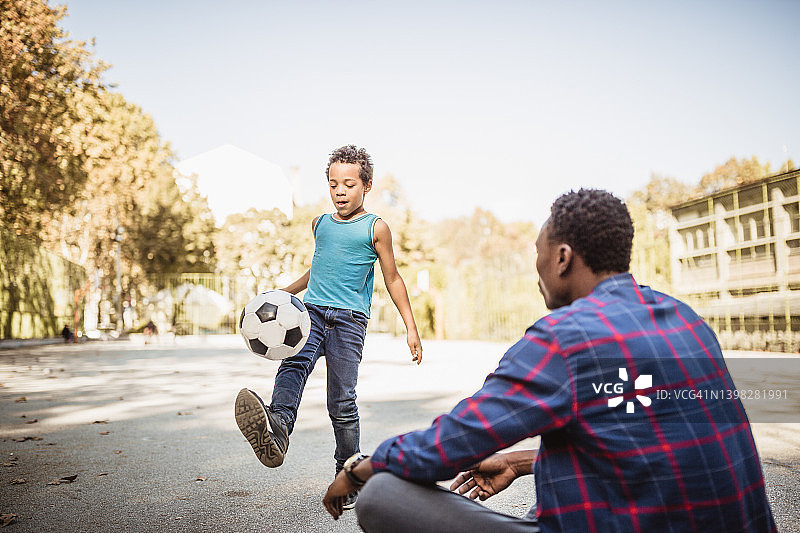 父子踢足球图片素材
