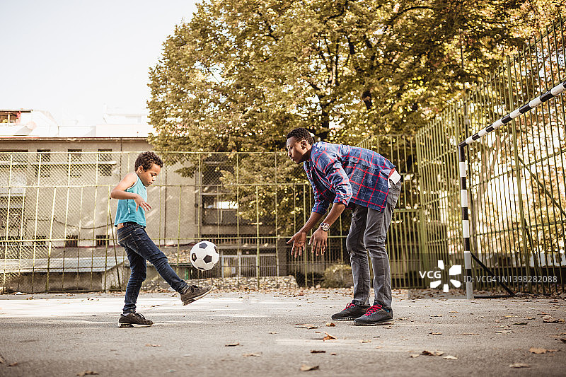 父子踢足球图片素材