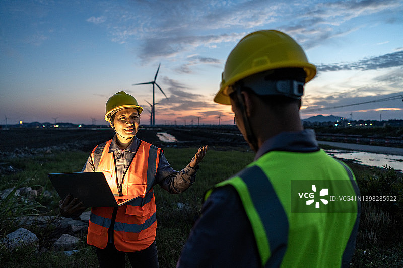 夜班：电脑前的工作场景图片素材