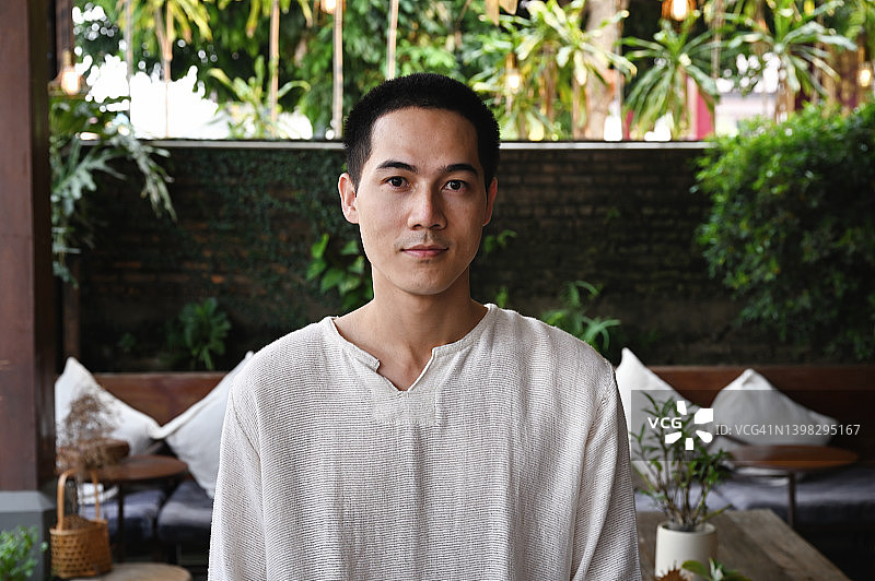 在时尚咖啡馆里英俊的泰国男人的特写图片素材