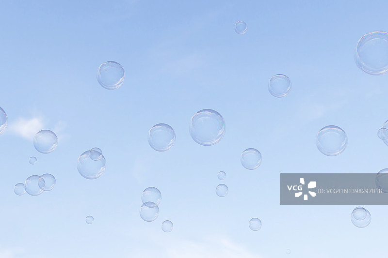 在蓝天下漂浮的气泡图片素材