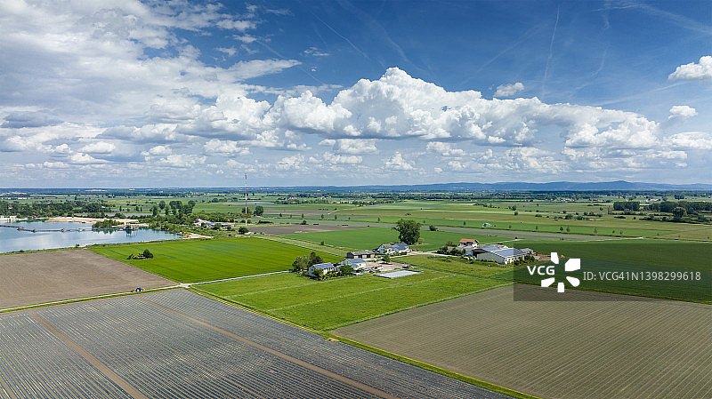 农田和农场：鸟瞰图图片素材