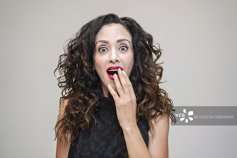 灰色背景下表情惊讶的女人 портрет，工作室拍摄图片素材