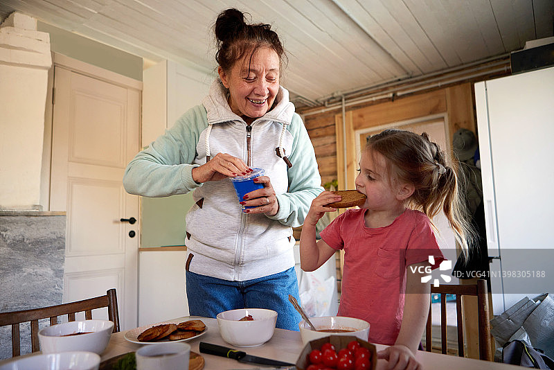 祖母在家喂孙女图片素材