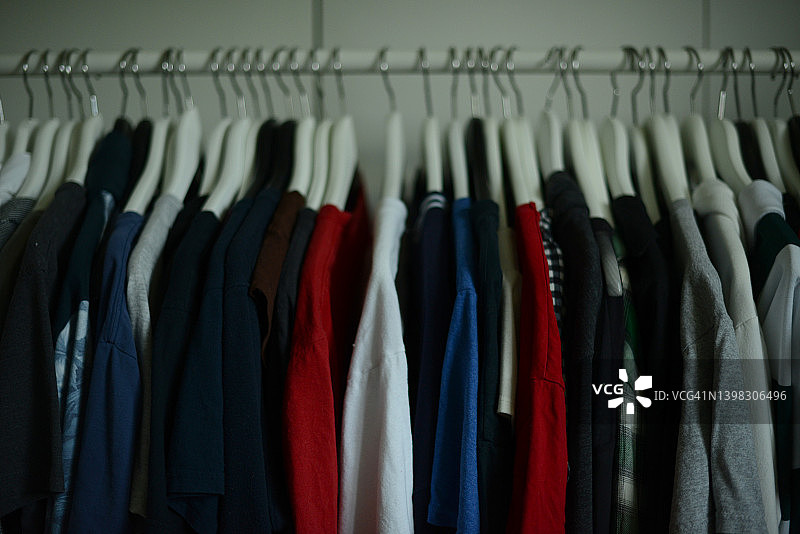 挂在衣架上的休闲服装图片素材