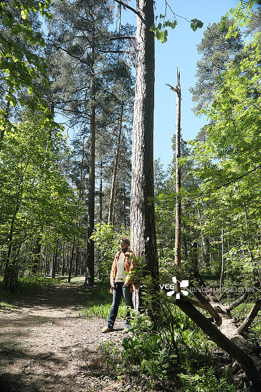 女人在公园图片素材