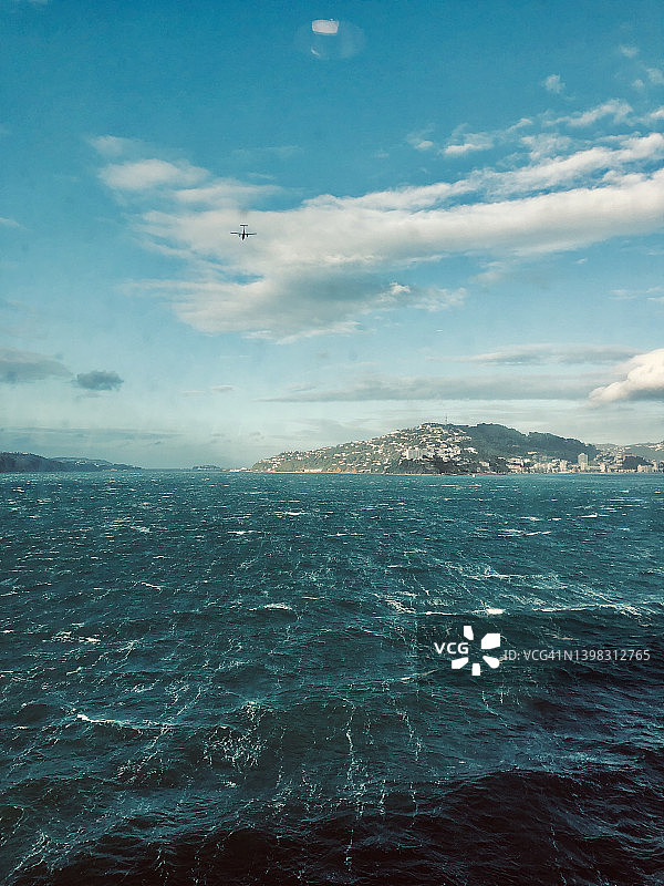 从北岛到南岛的船上的窗外景色图片素材