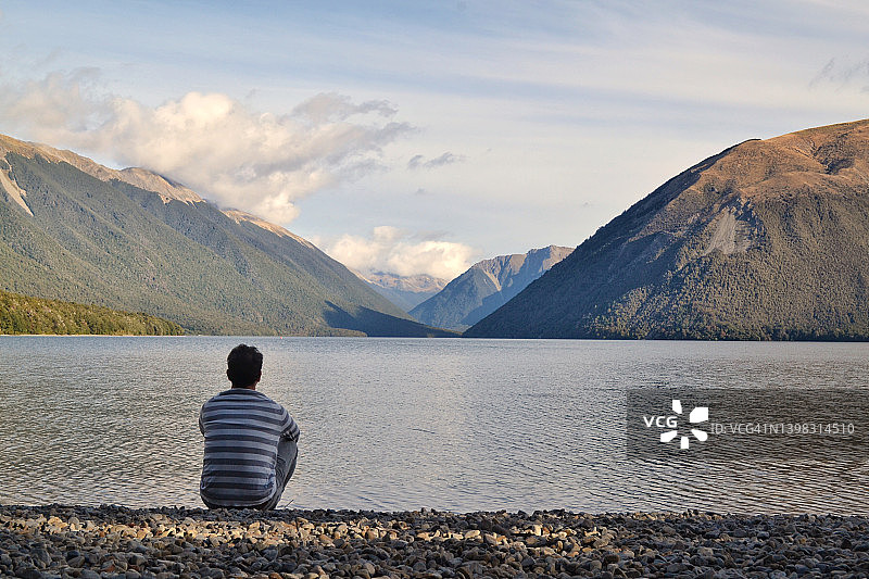 坐在罗托伊蒂湖前的男人背影图片素材