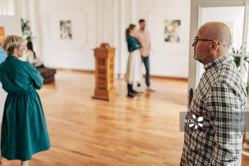 在美术馆里的人们图片素材