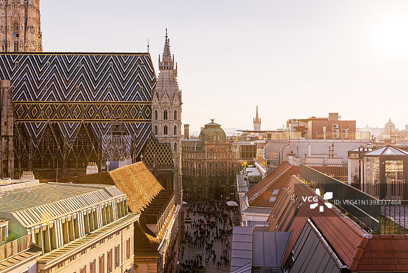 阳光明媚的维也纳城市风光，左侧是圣斯蒂芬大教堂，奥地利图片素材