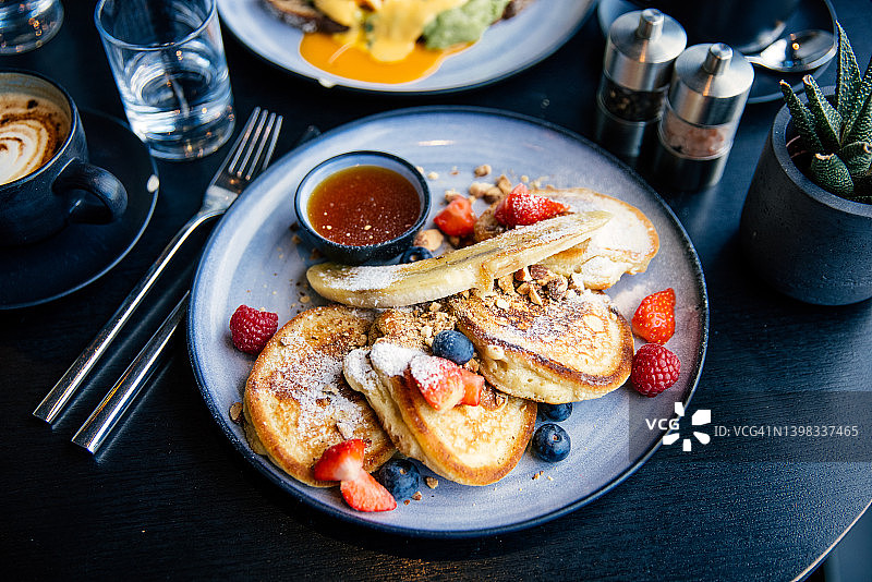 餐厅早餐草莓蓝莓香蕉蜂蜜薄饼图片素材