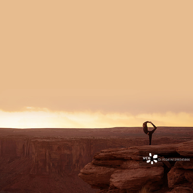 在犹他州摩押日落时练习瑜伽舞王式图片素材