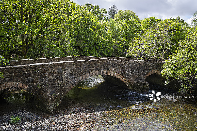 斯诺多尼亚国家公园 Nantgwynant 的旧石桥，北威尔士图片素材