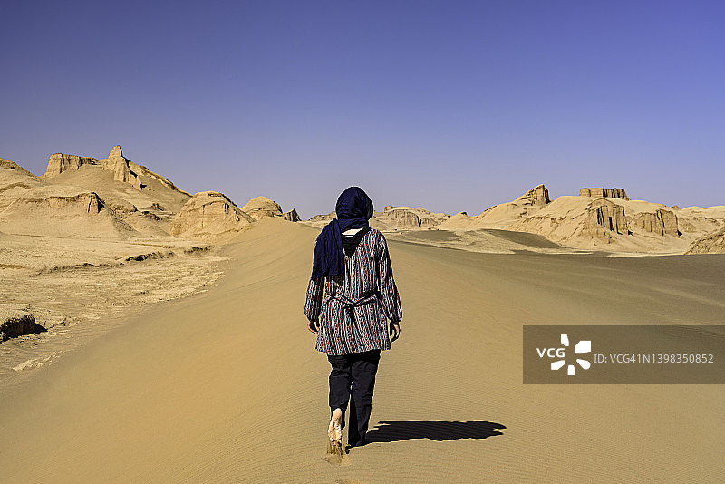 沙漠中的女人图片素材