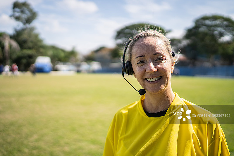 足球比赛中的女裁判肖像图片素材