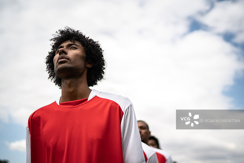 足球运动员在球场上听国歌图片素材