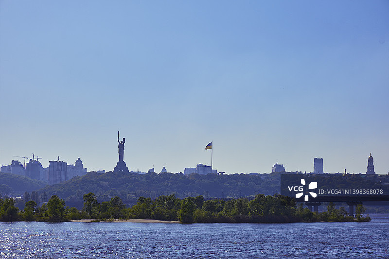 基辅市山丘上的祖国母亲纪念碑图片素材