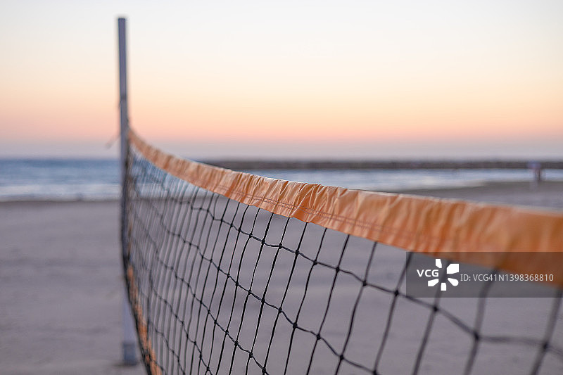 地中海日落沙滩上的排球网特写图片素材