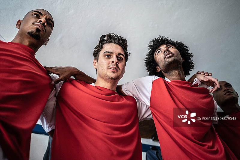 足球运动员在更衣室赛前互相鼓励图片素材