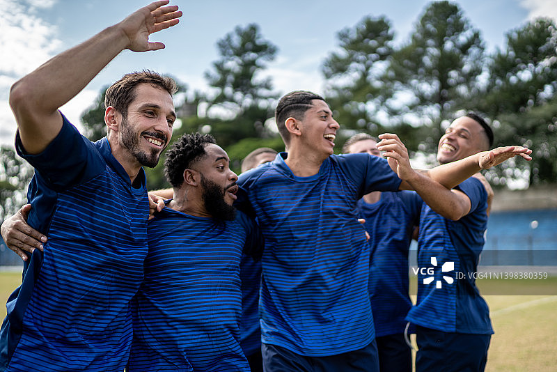 庆祝进球的足球运动员图片素材