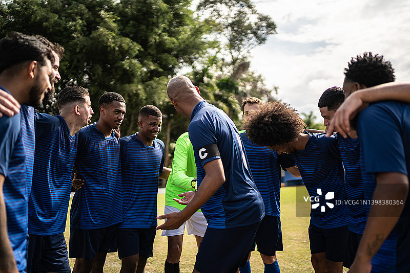 比赛前，队长与队员们交谈图片素材