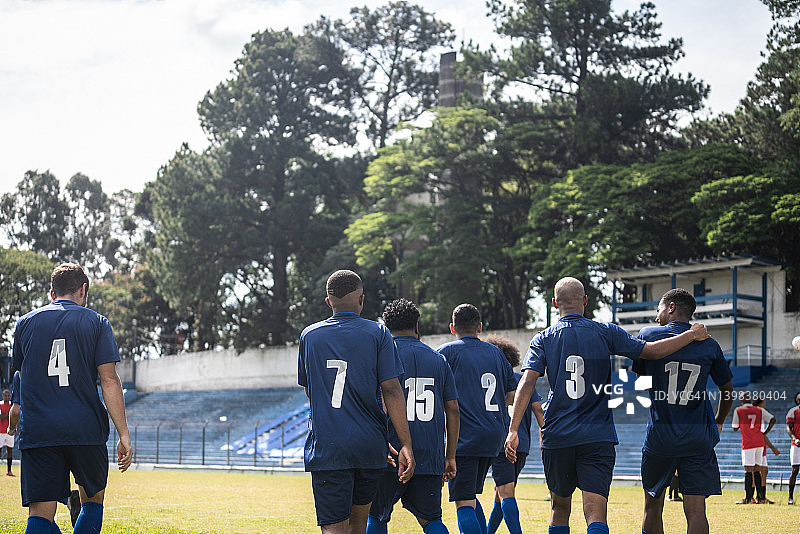 走在球场上的足球运动员图片素材
