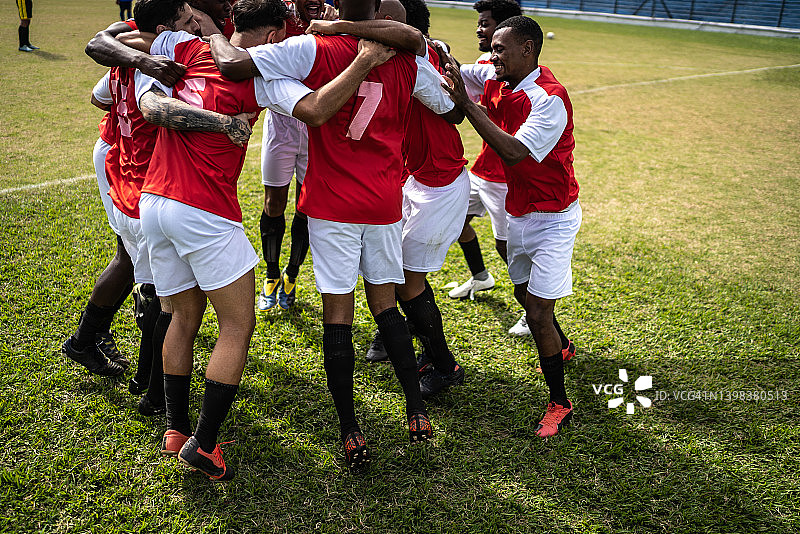 庆祝进球的足球运动员图片素材