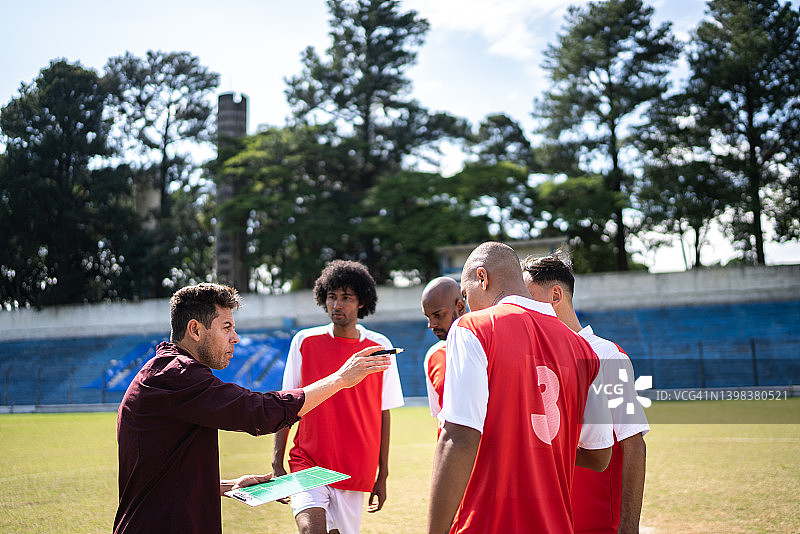 比赛期间教练与足球运动员交谈图片素材