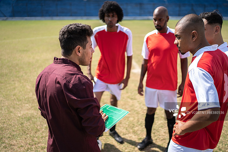 比赛期间教练与足球运动员交谈图片素材