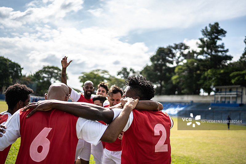 庆祝进球的足球运动员图片素材