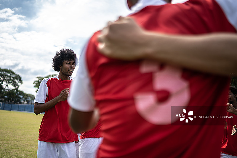 庆祝进球的足球运动员图片素材