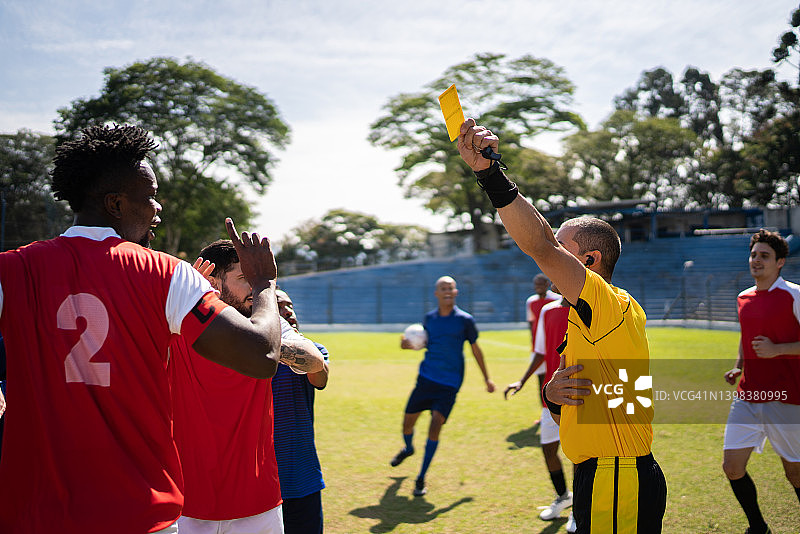 裁判出示黄牌图片素材