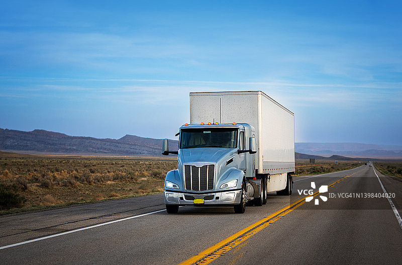 蓝色半挂卡车车轮与集装箱 - 美国图片素材