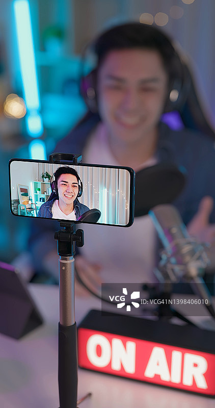 男人用手机直播图片素材