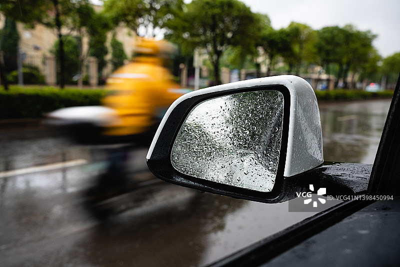 车窗外下着雨图片素材