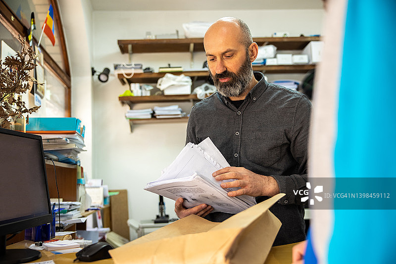 在复印店工作的中年白人男子图片素材