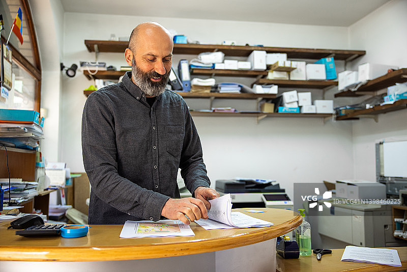 在复印店工作的白人男子图片素材