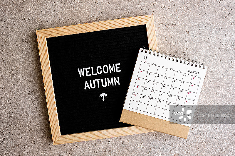 写字板特写：欢迎秋天，2022年9月日历，秋季概念图片素材