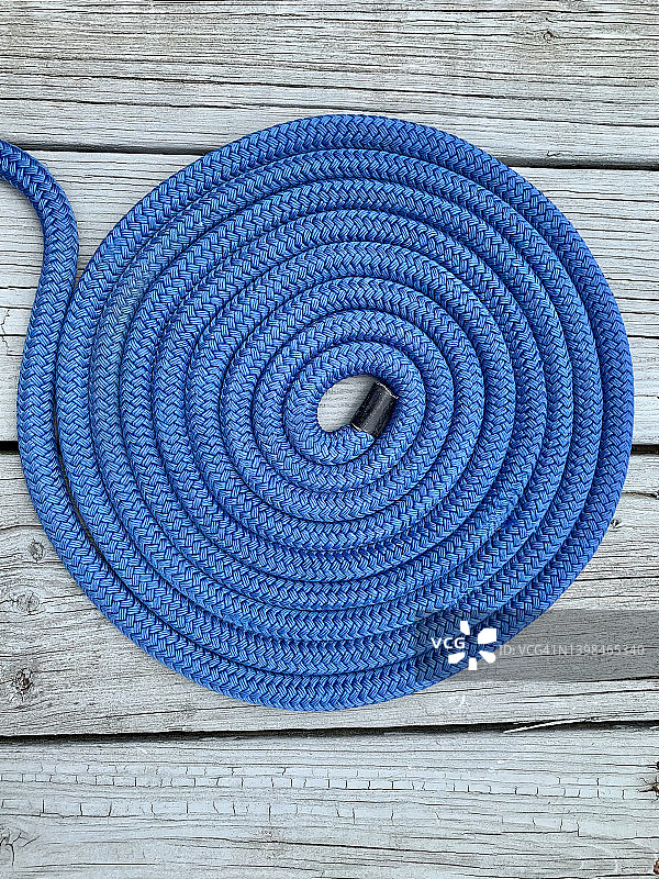 码头上盘绕的蓝色绳索图片素材