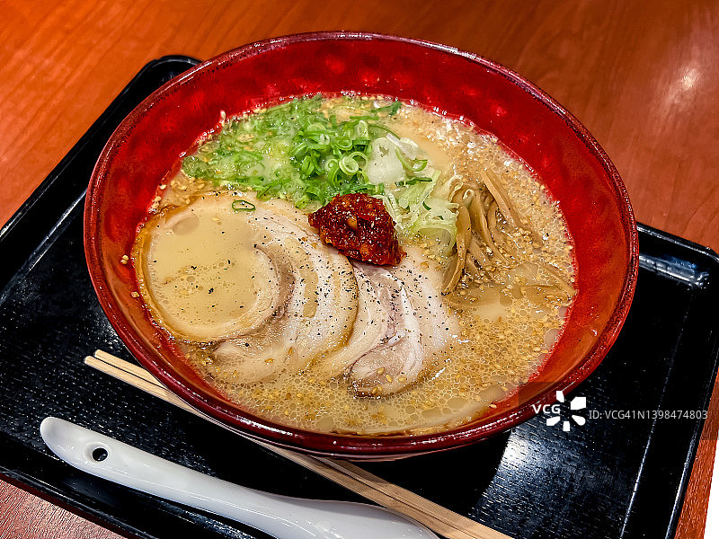 四川豆瓣酱豚骨叉烧拉面配发酵笋图片素材