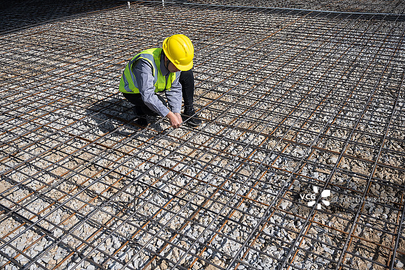 建筑工人整理钢筋图片素材