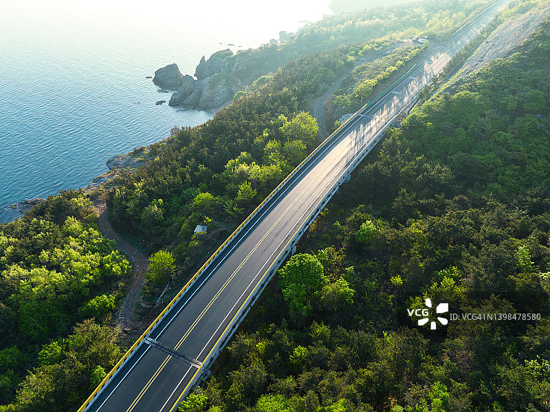 清晨的沿海公路航拍图片素材