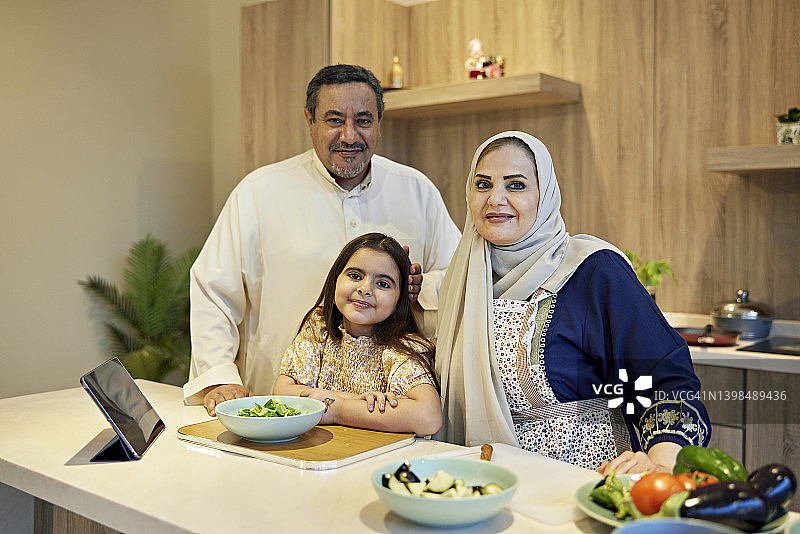 沙特中年夫妇和孙辈的家庭厨房肖像图片素材