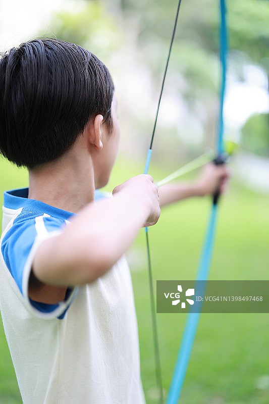 小男孩在公园射箭图片素材