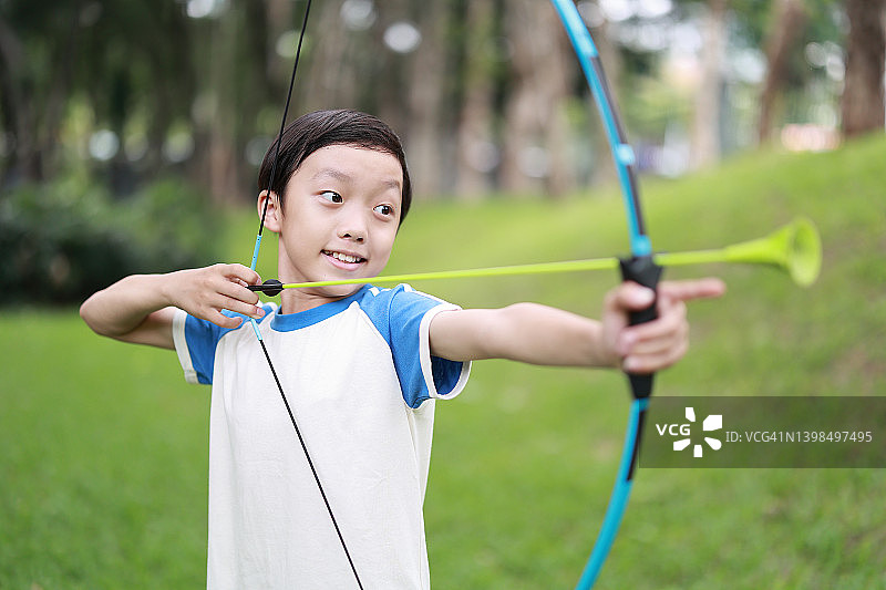 小男孩在公园射箭图片素材