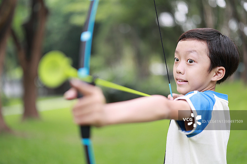 小男孩在公园射箭图片素材