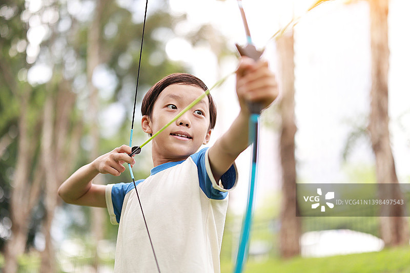 小男孩在公园射箭图片素材