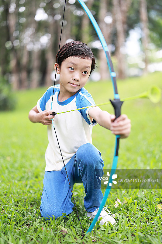 小男孩在公园射箭图片素材